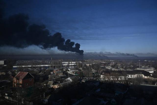 Primeiro dia de ataques da Rússia à Ucrânia tem explosões, mortos e retaliações de países ocidentais