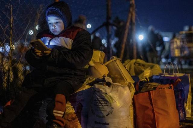 Direto do Leste Europeu: ucranianos enfrentam frio e escuridão para cruzar fronteira a pé