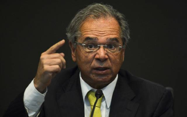 Guedes diz que não haverá congelamento de preços de combustíveis: ''Esquece esse troço''