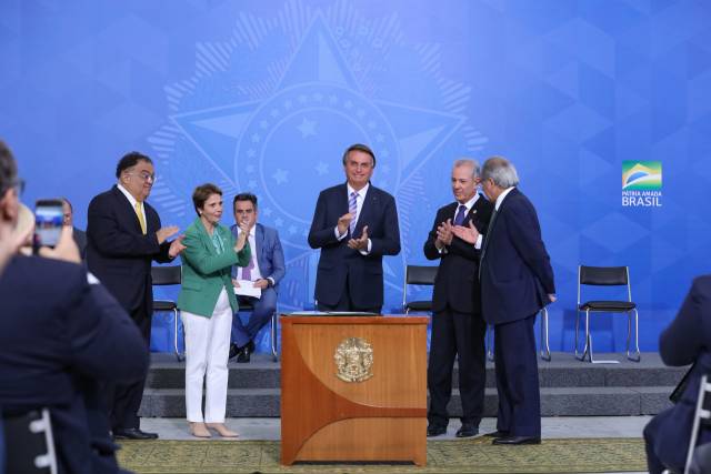 Projeto que determina alíquota única no ICMS de combustíveis para todos os Estados é sancionado por Bolsonaro