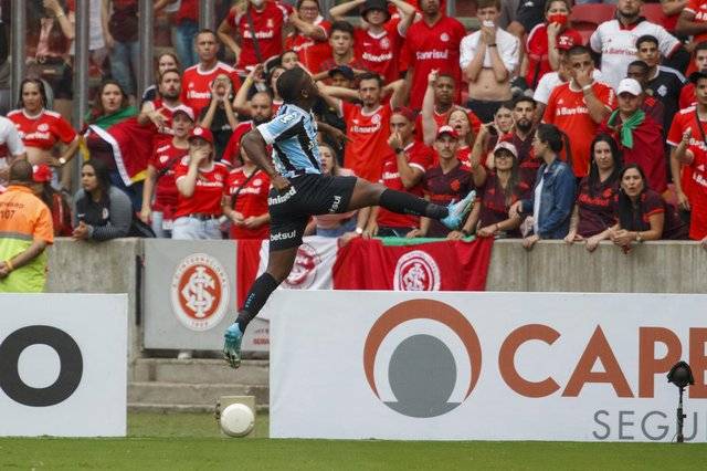 Grêmio goleia Inter no Beira-Rio e encaminha vaga à final do Gauchão