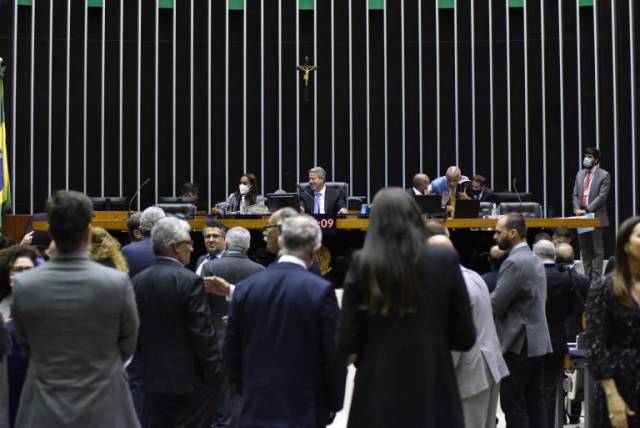Câmara aprova urgência para piso da enfermagem