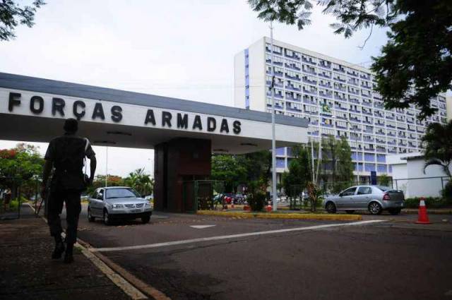 Bolsonaro sente desconforto e é levado a hospital para exames