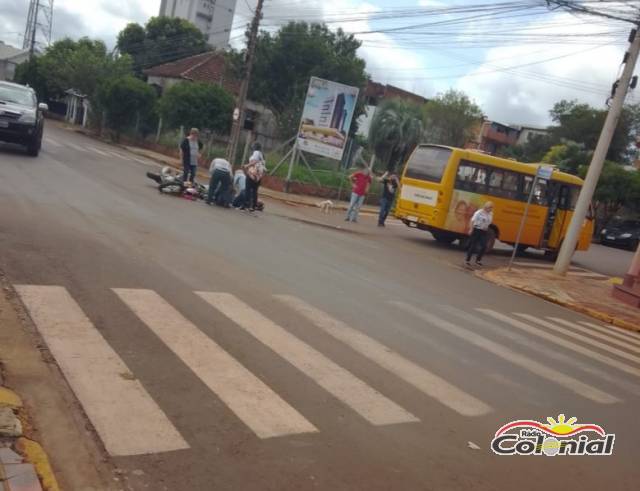 Casal fica ferido em acidente envolvendo motocicleta e micro ônibus, no Centro de Três de Maio