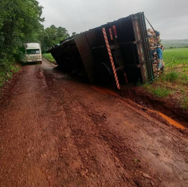 Empresário relata sérios problemas com estrada de acesso a sua empresa, no interior de Três de Maio