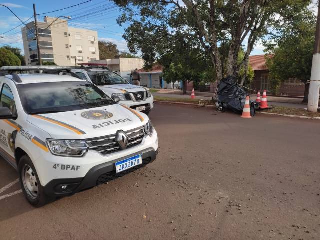 Motociclista bate em árvore e perde a vida no centro de Horizontina