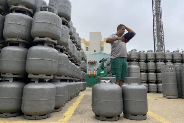 Sem dinheiro para comprar botijão de 13 quilos, cresce procura por casco menor em Porto Alegre