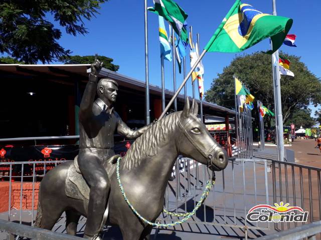Fenasoja homenageia Presidente Jair Bolsonaro com estátua em tamanho real