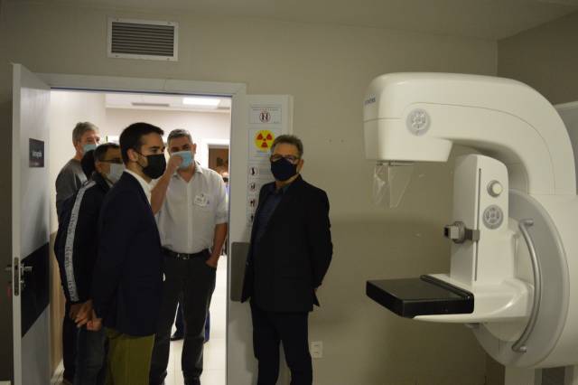 Ex-governador Eduardo Leite visita Hospital Vida & Saúde