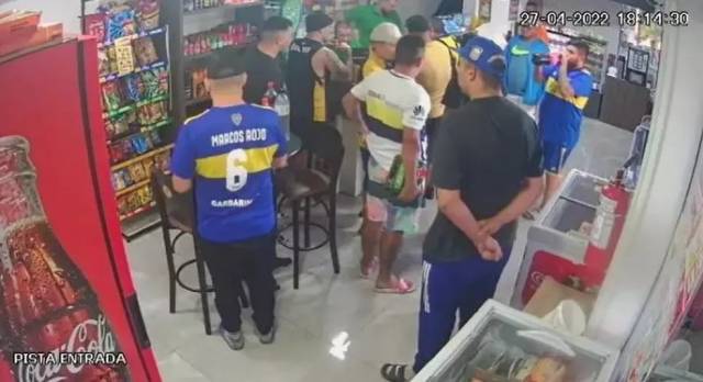Torcedores do Boca Juniors saem de loja de SC sem pagar e acabam com ônibus retido em aduana