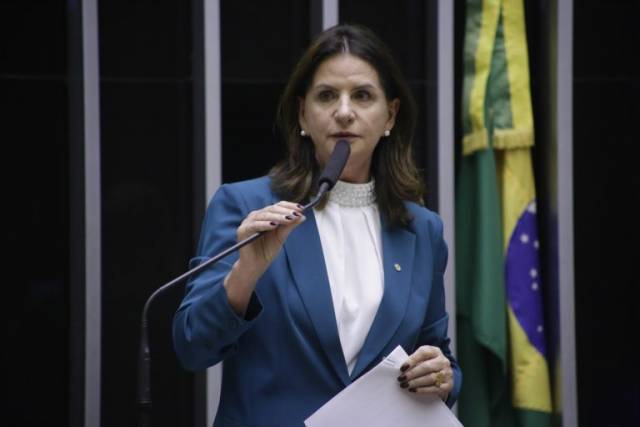 Deputados aprovam projeto que cria piso salarial da enfermagem