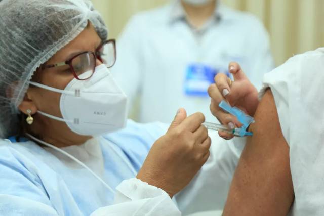 Três de Maio tem vacinação contra a gripe e Covid-19 nesta terça-feira