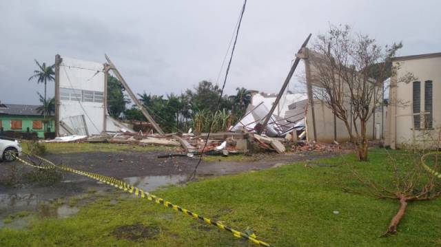 Tempestade subtropical Yakecan começa a se afastar do litoral brasileiro