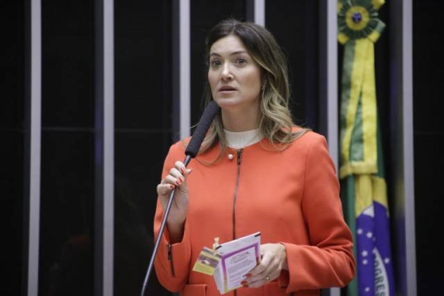 Câmara aprova MP que define salário mínimo em R$ 1.212