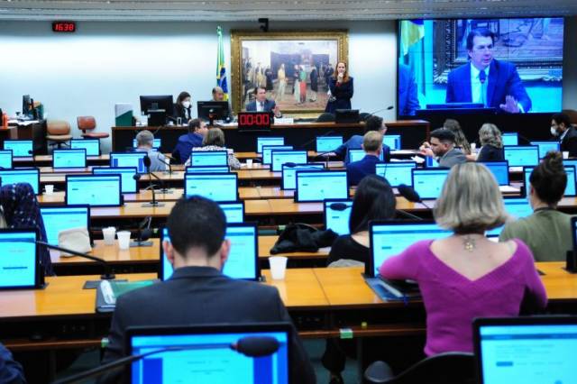 Acordo suspende tramitação da PEC que prevê cobrar mensalidade em universidade pública