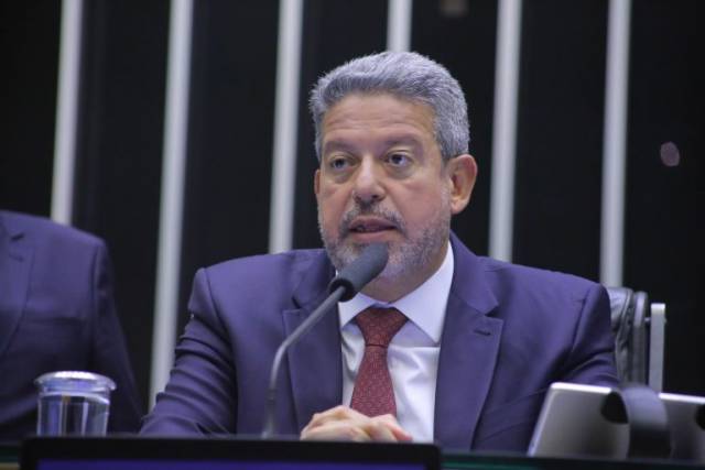 Lira quer votação de projetos que reduzam preço dos combustíveis e da energia
