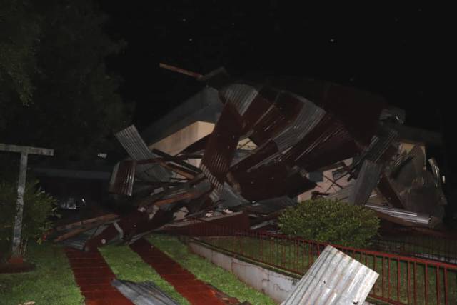 Temporal arranca telhado de prédio no centro de Três Passos