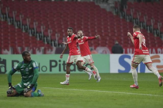 Antes da Sul-Americana, Inter goleia o Coritiba e sobe para terceiro no Brasileirão