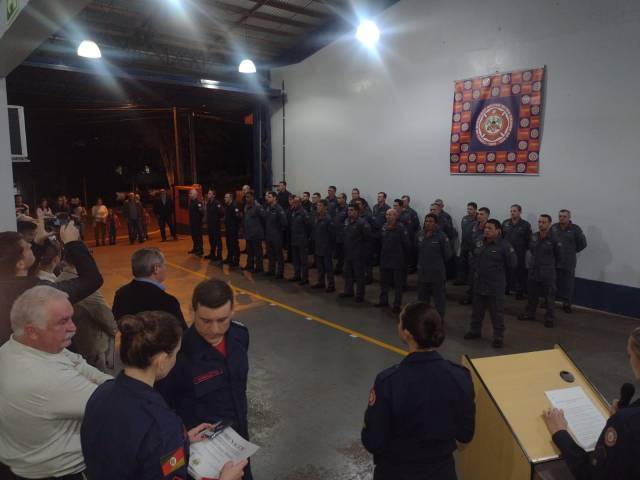 Corpo de Bombeiros comemora o Dia do Bombeiro com homenagens, em Três de Maio