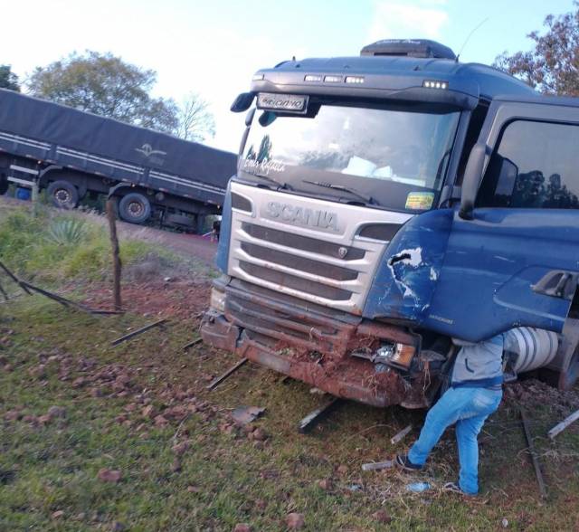 Carreta sai da pista após colisão de raspão com caminhão, na BR 472 em Três de Maio