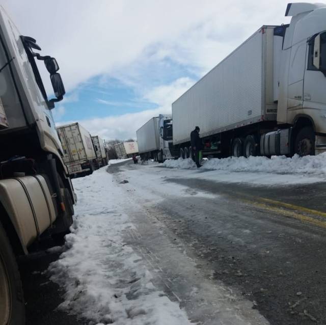 Nevasca na Cordilheira dos Andes retém caminhoneiros gaúchos