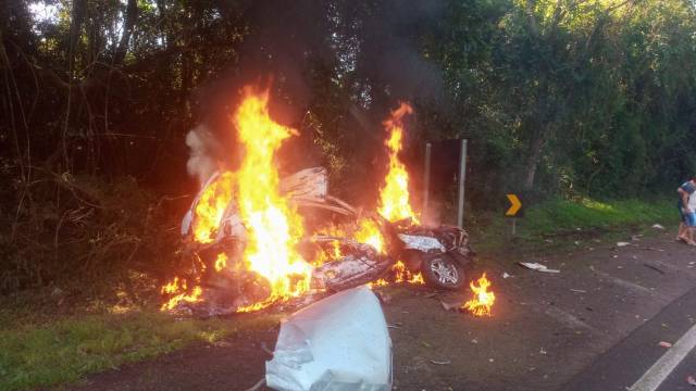 Veículo incendeia após colisão contra caminhão e quatro pessoas morrem, na BR-386 em Iraí