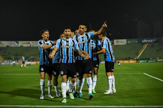 Grêmio volta a vencer fora de casa e assume a vice-liderança da Série B