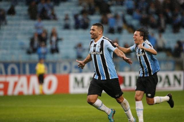 Grêmio goleia Operário-PR na Arena e retoma vice-liderança da Série B