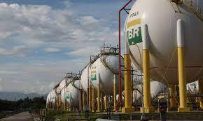 Petrobras anuncia redução de R$ 0,18 no preço da gasolina nas refinarias