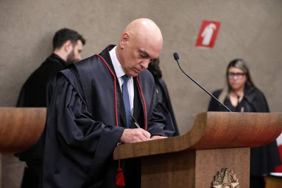 Alexandre de Moraes defende democracia em evento de posse no TSE e chama urnas eletrônicas de ''orgulho nacional''