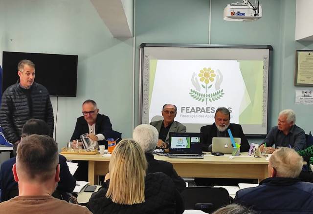 Apae de Três de Maio participa de reunião na Feapaes - RS