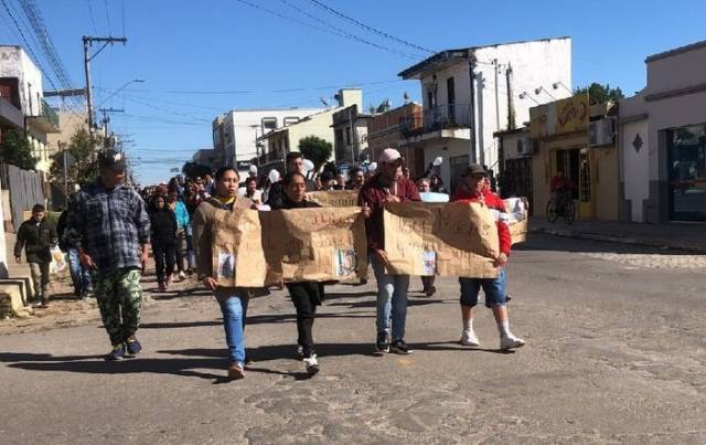 Mães realizam protesto por justiça em frente à delegacia de São Gabriel