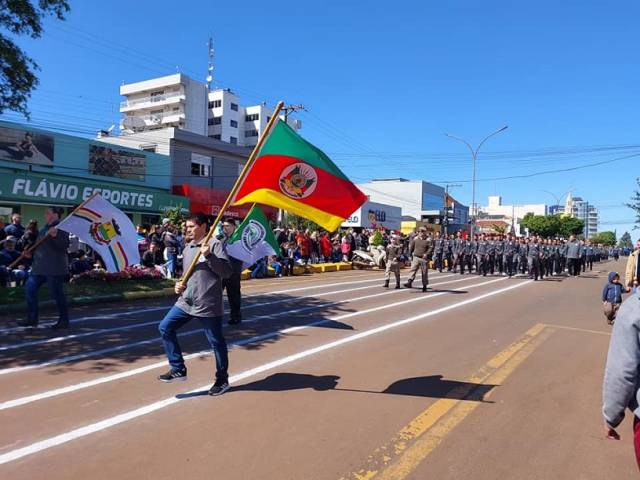 Desfile Cívico em Três de Maio celebra 200 anos da Independência