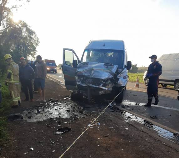 Acidente entre carro de Três de Maio e van deixa dois mortos e 13 feridos