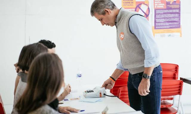 Felipe DAvila vota em escola na capital paulista