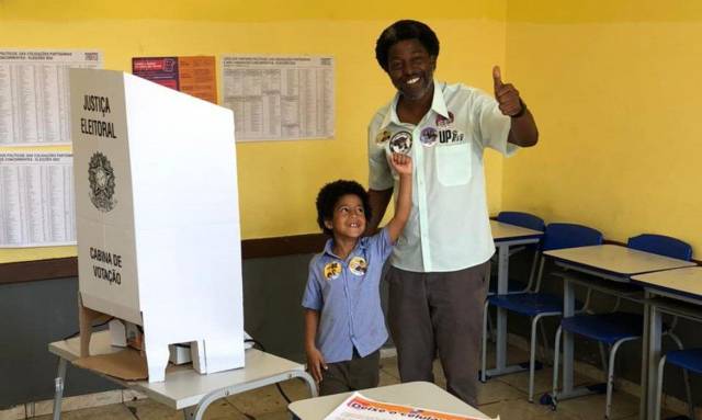 Leo Pericles vota em escola estadual em Belo Horizonte