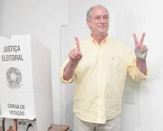 Ciro Gomes vota em Fortaleza