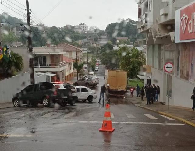 Caminhão desgovernado atinge três veículos no Centro de Boa Vista do Buricá