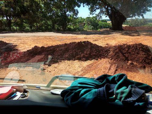 Estradas vicinais são interrompidas por terra e tronco de árvore, em Três de Maio