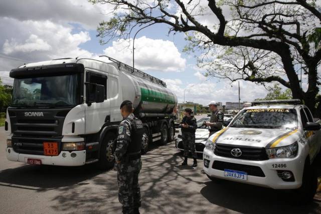 Com ajuda da BM, caminhões deixam distribuidora em Canoas e parte de postos é reabastecida no RS