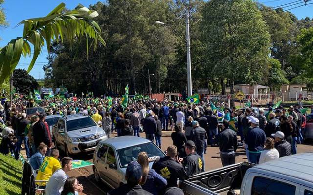 Manifestação em frente ao quartel de Santa Rosa pede intervenção federal