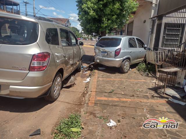 Motorista bate caminhoneta contra veículo estacionado na Rua Horizontina, em Três de Maio
