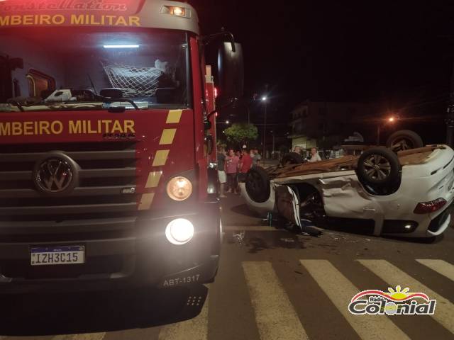 Caminhoneta da Prefeitura de Três Maio capota em acidente no Centro da cidade