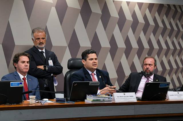 CCJ do Senado aprova PEC da Transição