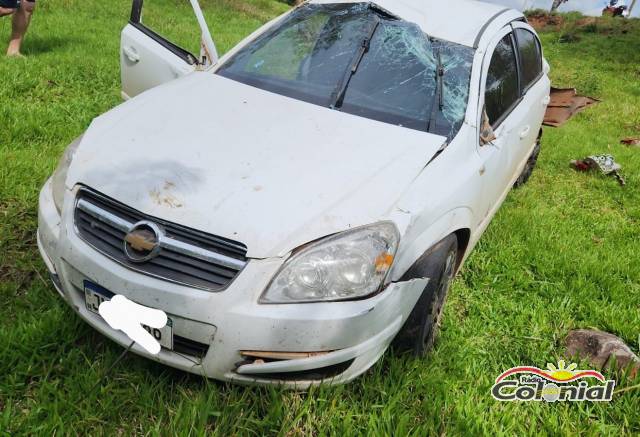 Veículo com cinco pessoas capota após saída de pista na RSC-472 em Boa Vista do Buricá