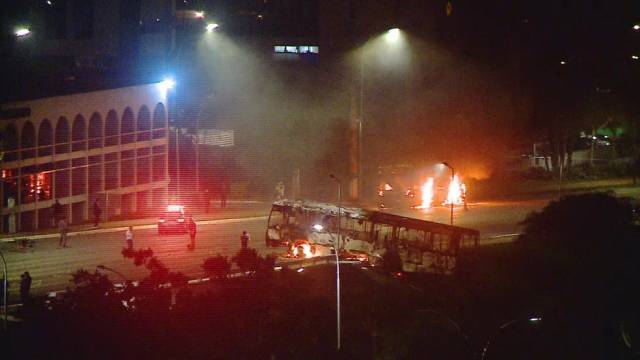 Manifestantes queimam carros e ônibus em Brasília