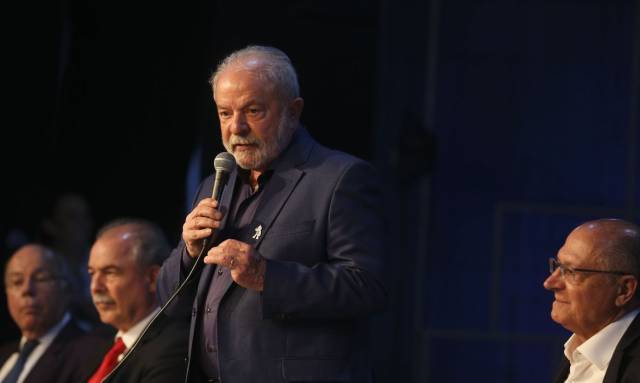 Lula confirma Aloizio Mercadante como presidente BNDES