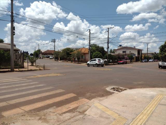 Motoristas teimam em confundir divisor de fluxo com rotula em Três de Maio