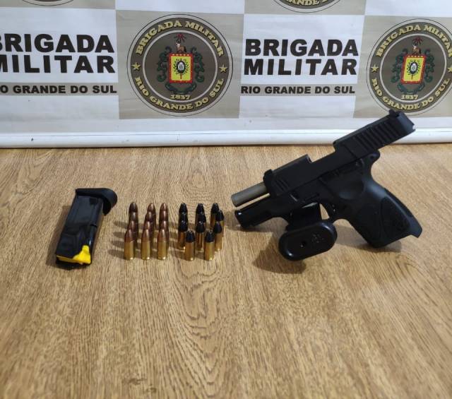 Homem é detido pela Brigada Militar por porte ilegal de arma de fogo, em Três de Maio