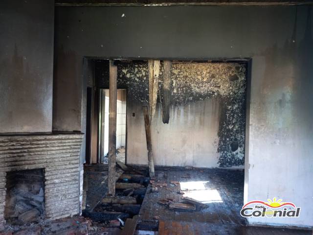 Casa abandonada no Centro de Três de Maio é novamente atingida por incêndio
